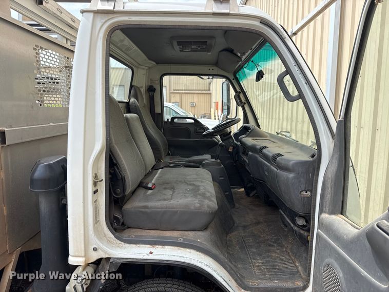 image for item ET6101 2005 Chevrolet W35042 flatbed truck