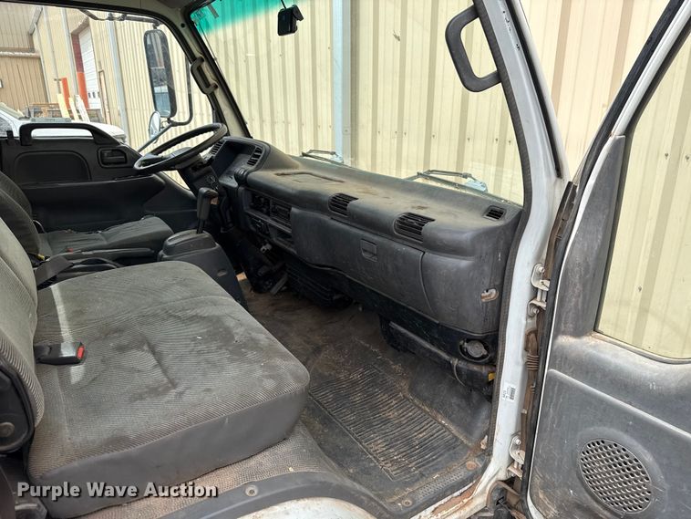 image for item ET6101 2005 Chevrolet W35042 flatbed truck