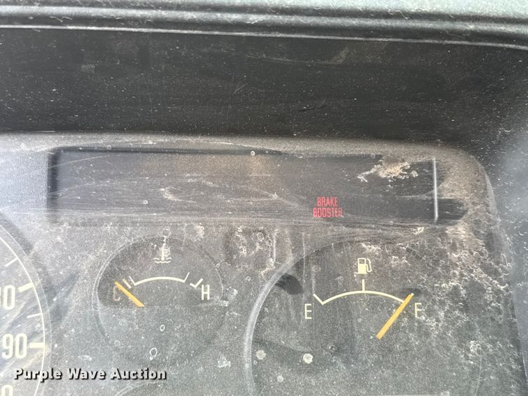 image for item ET6101 2005 Chevrolet W35042 flatbed truck