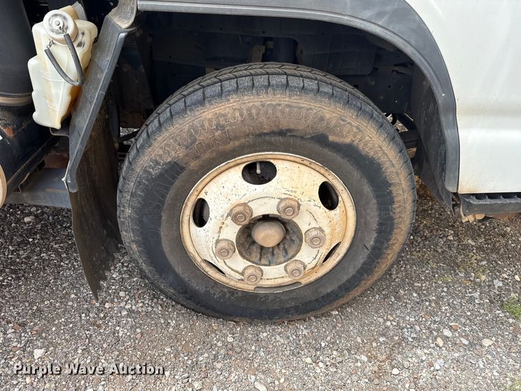 image for item ET6101 2005 Chevrolet W35042 flatbed truck