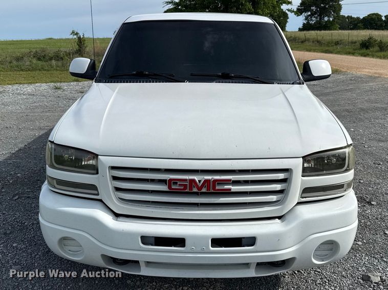 image for item ET6104 2004 GMC Sierra 1500 pickup truck