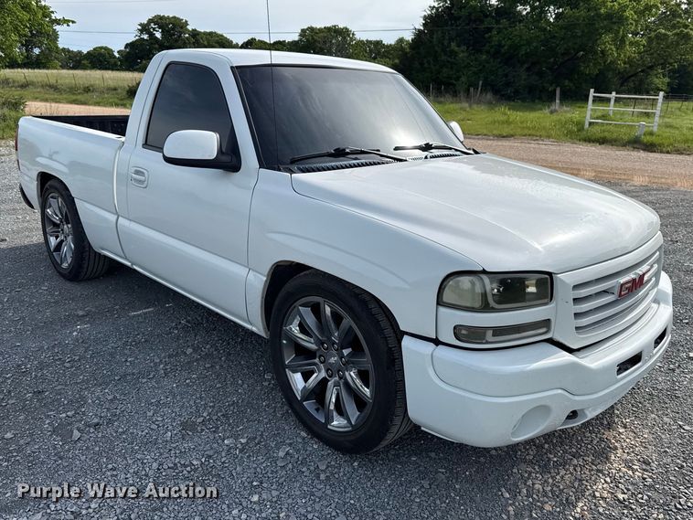 image for item ET6104 2004 GMC Sierra 1500 pickup truck
