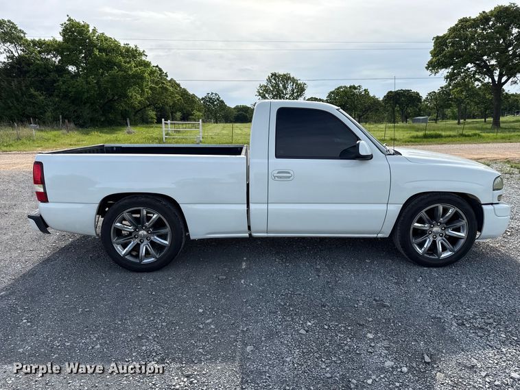 image for item ET6104 2004 GMC Sierra 1500 pickup truck