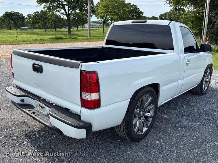 image for item ET6104 2004 GMC Sierra 1500 pickup truck