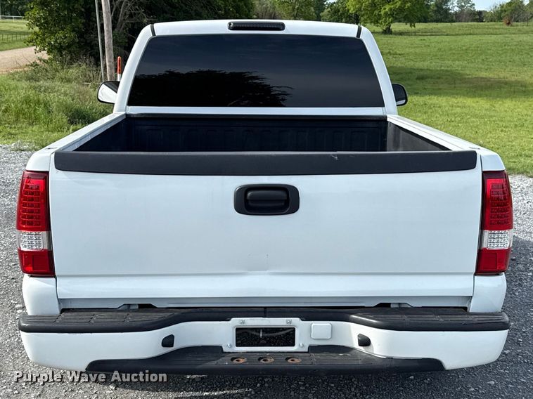 image for item ET6104 2004 GMC Sierra 1500 pickup truck