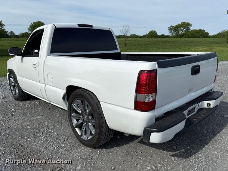 image for item ET6104 2004 GMC Sierra 1500 pickup truck