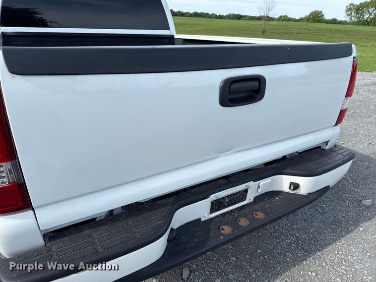 image for item ET6104 2004 GMC Sierra 1500 pickup truck