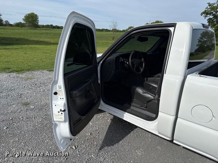 image for item ET6104 2004 GMC Sierra 1500 pickup truck