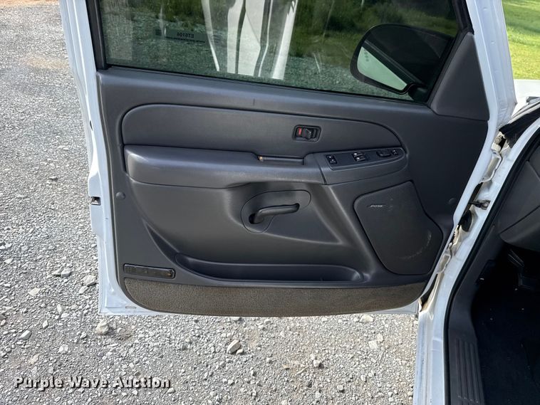 image for item ET6104 2004 GMC Sierra 1500 pickup truck