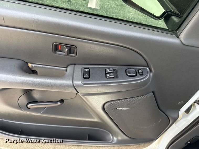 image for item ET6104 2004 GMC Sierra 1500 pickup truck