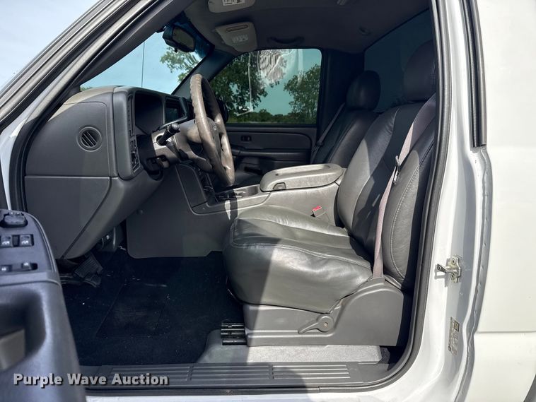 image for item ET6104 2004 GMC Sierra 1500 pickup truck