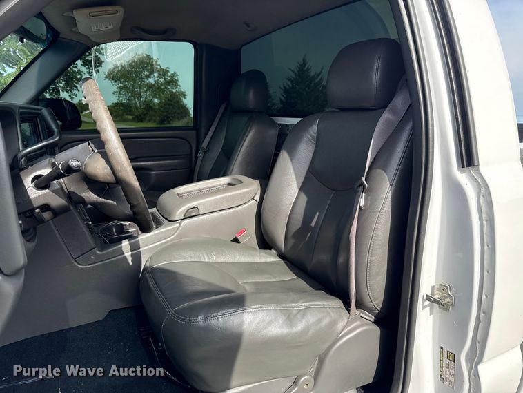 image for item ET6104 2004 GMC Sierra 1500 pickup truck