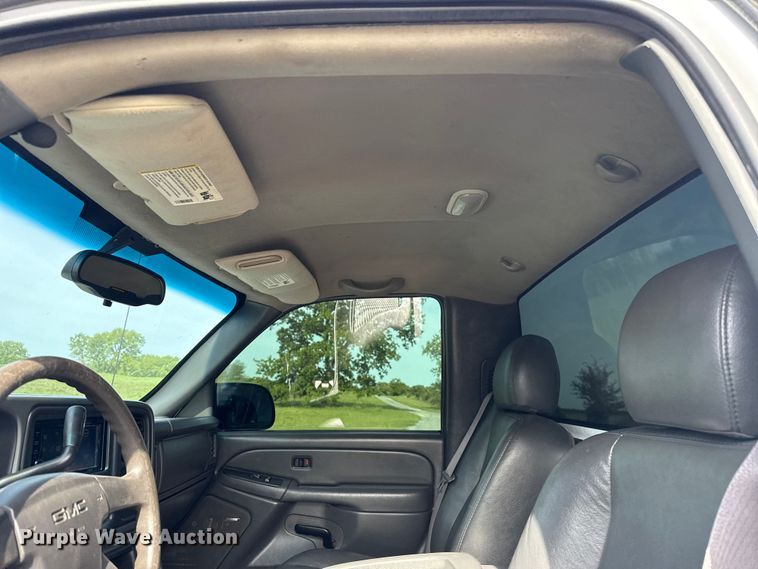 image for item ET6104 2004 GMC Sierra 1500 pickup truck