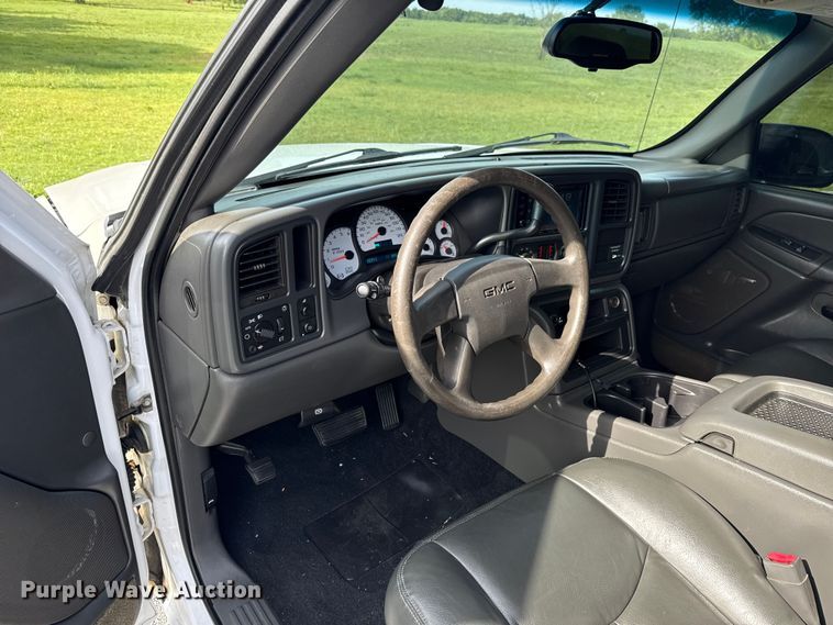 image for item ET6104 2004 GMC Sierra 1500 pickup truck