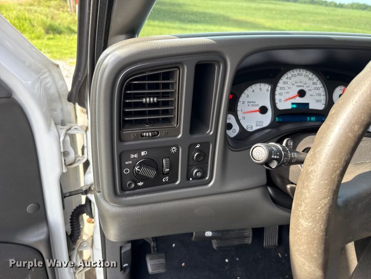 image for item ET6104 2004 GMC Sierra 1500 pickup truck
