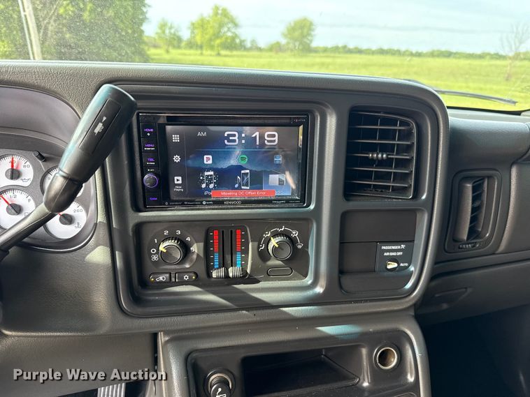 image for item ET6104 2004 GMC Sierra 1500 pickup truck