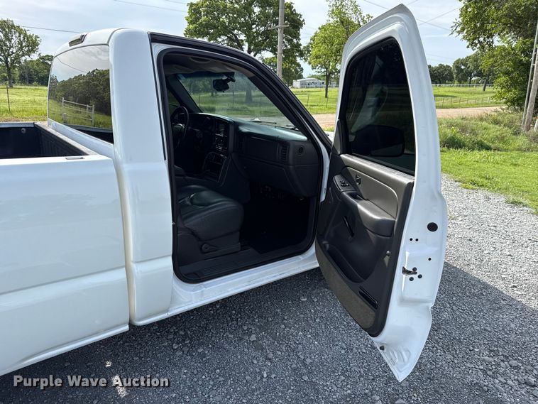 image for item ET6104 2004 GMC Sierra 1500 pickup truck
