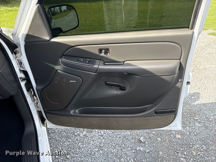 image for item ET6104 2004 GMC Sierra 1500 pickup truck