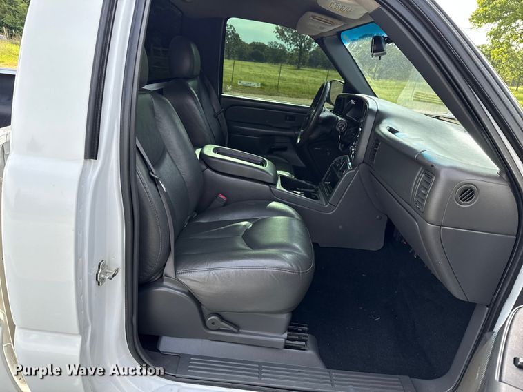 image for item ET6104 2004 GMC Sierra 1500 pickup truck