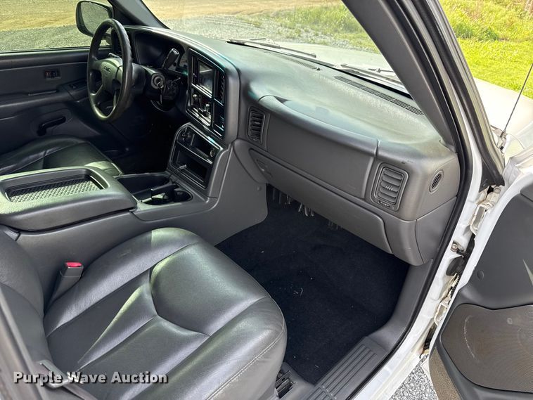 image for item ET6104 2004 GMC Sierra 1500 pickup truck