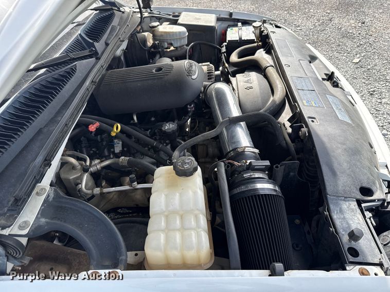 image for item ET6104 2004 GMC Sierra 1500 pickup truck