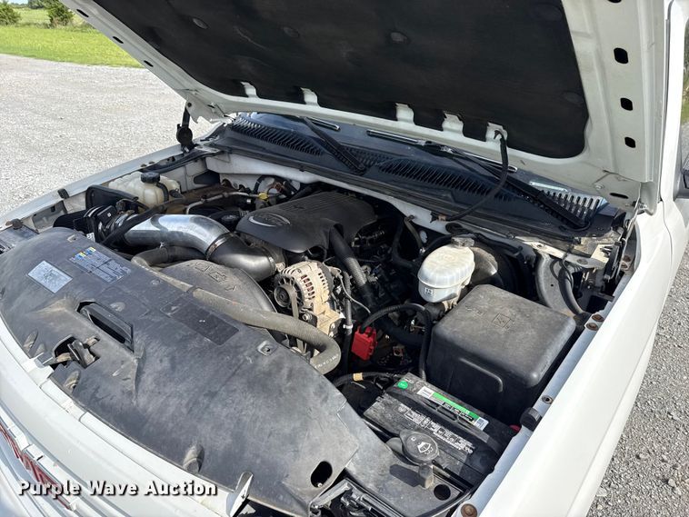 image for item ET6104 2004 GMC Sierra 1500 pickup truck