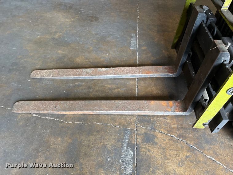 image for item EU0565 Clark GCS-15 forklift