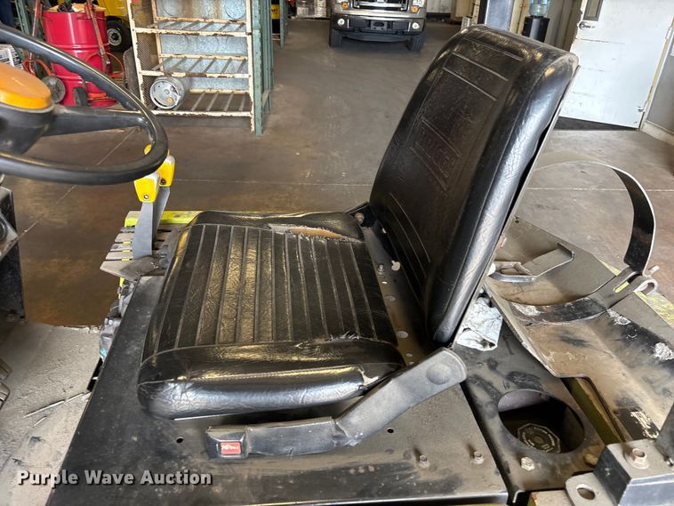 image for item EU0565 Clark GCS-15 forklift