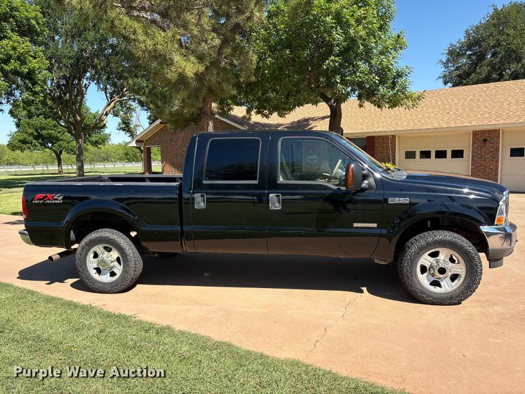 image for item EU5562 2004 Ford F250 Super Duty Crew Cab pickup truck