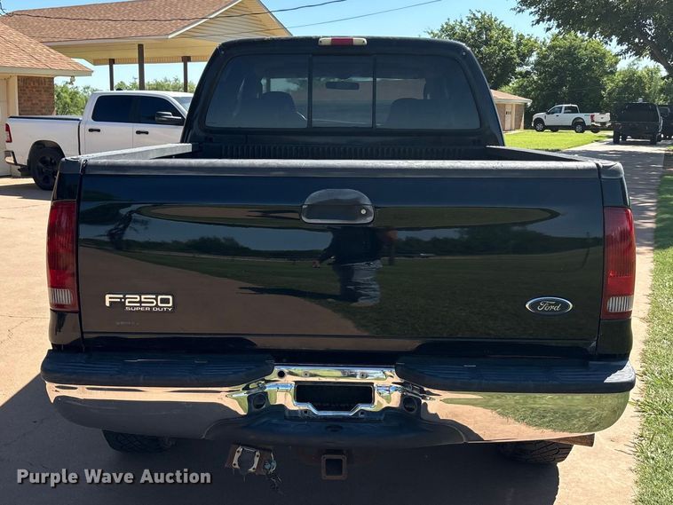 image for item EU5562 2004 Ford F250 Super Duty Crew Cab pickup truck