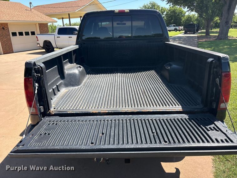 image for item EU5562 2004 Ford F250 Super Duty Crew Cab pickup truck