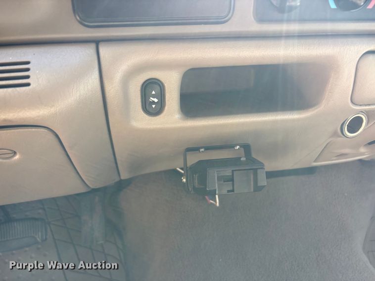 image for item EU5562 2004 Ford F250 Super Duty Crew Cab pickup truck