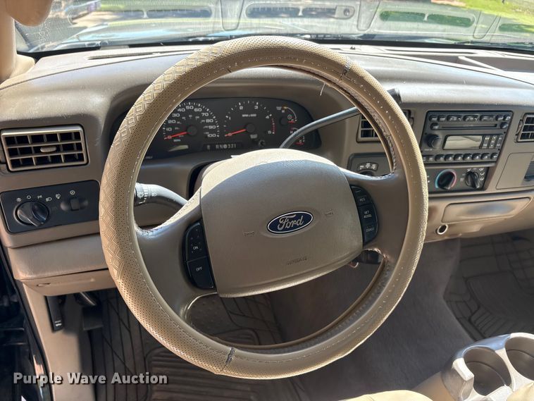 image for item EU5562 2004 Ford F250 Super Duty Crew Cab pickup truck