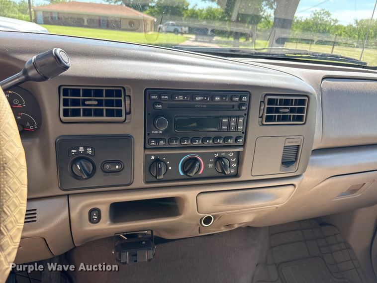 image for item EU5562 2004 Ford F250 Super Duty Crew Cab pickup truck