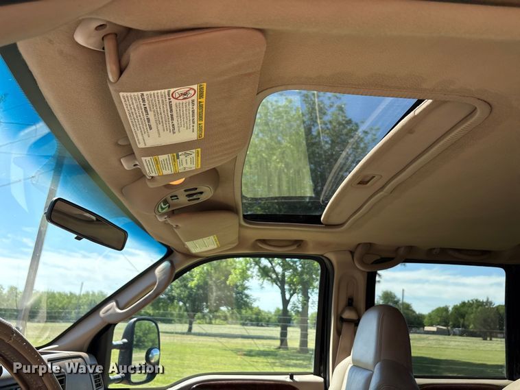 image for item EU5562 2004 Ford F250 Super Duty Crew Cab pickup truck