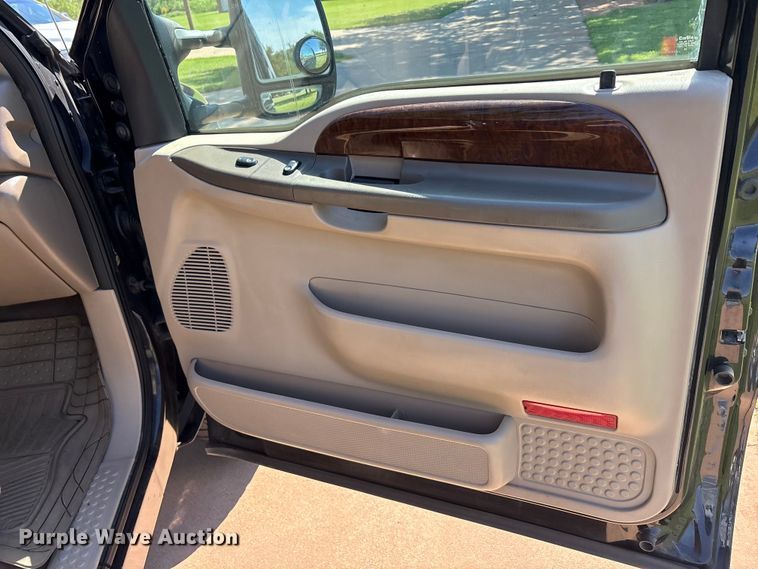 image for item EU5562 2004 Ford F250 Super Duty Crew Cab pickup truck