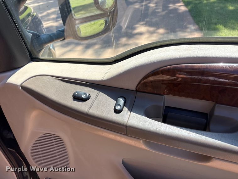 image for item EU5562 2004 Ford F250 Super Duty Crew Cab pickup truck