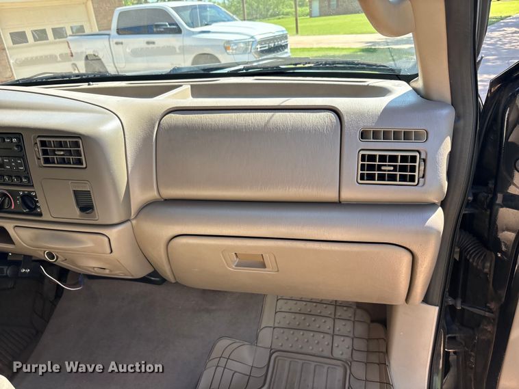 image for item EU5562 2004 Ford F250 Super Duty Crew Cab pickup truck