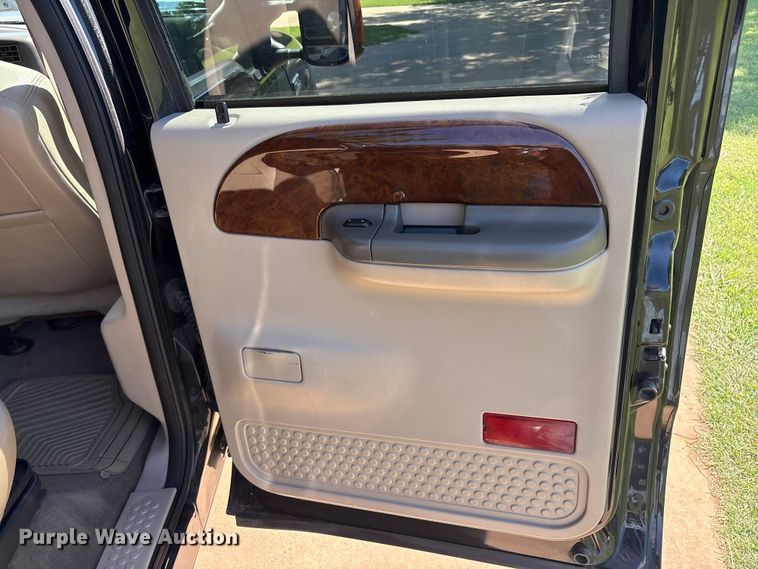 image for item EU5562 2004 Ford F250 Super Duty Crew Cab pickup truck
