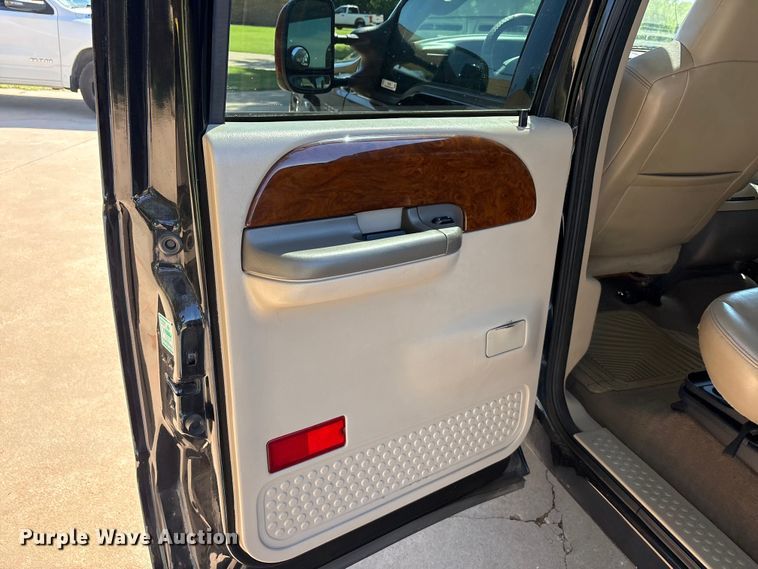 image for item EU5562 2004 Ford F250 Super Duty Crew Cab pickup truck
