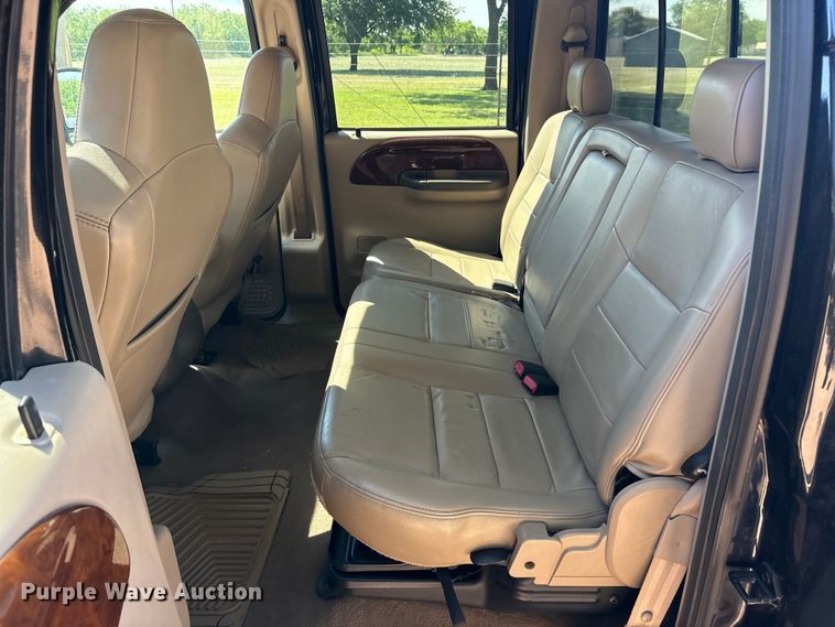 image for item EU5562 2004 Ford F250 Super Duty Crew Cab pickup truck