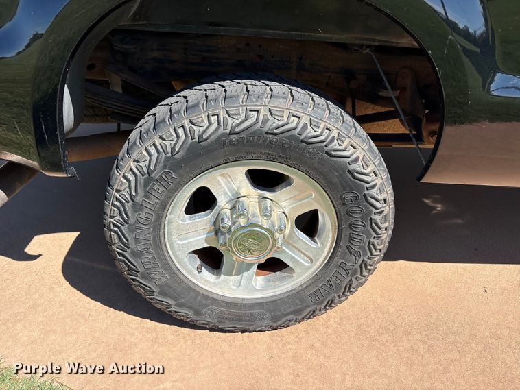 image for item EU5562 2004 Ford F250 Super Duty Crew Cab pickup truck