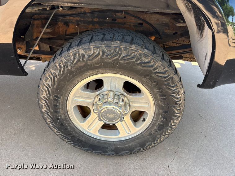 image for item EU5562 2004 Ford F250 Super Duty Crew Cab pickup truck