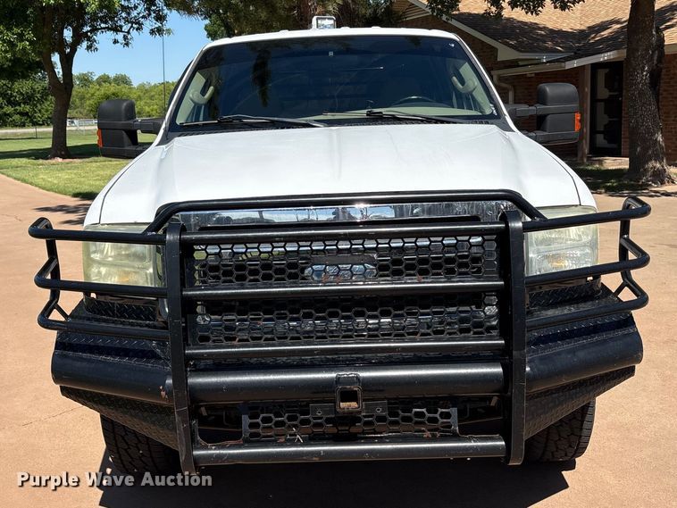 image for item EU5563 2006 Ford F350 Super Duty Crew Cab flatbed pickup truck