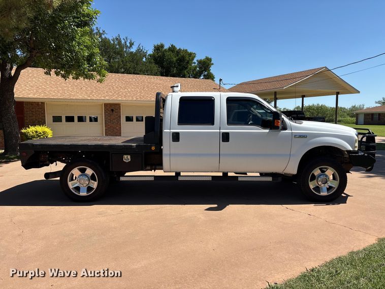 image for item EU5563 2006 Ford F350 Super Duty Crew Cab flatbed pickup truck
