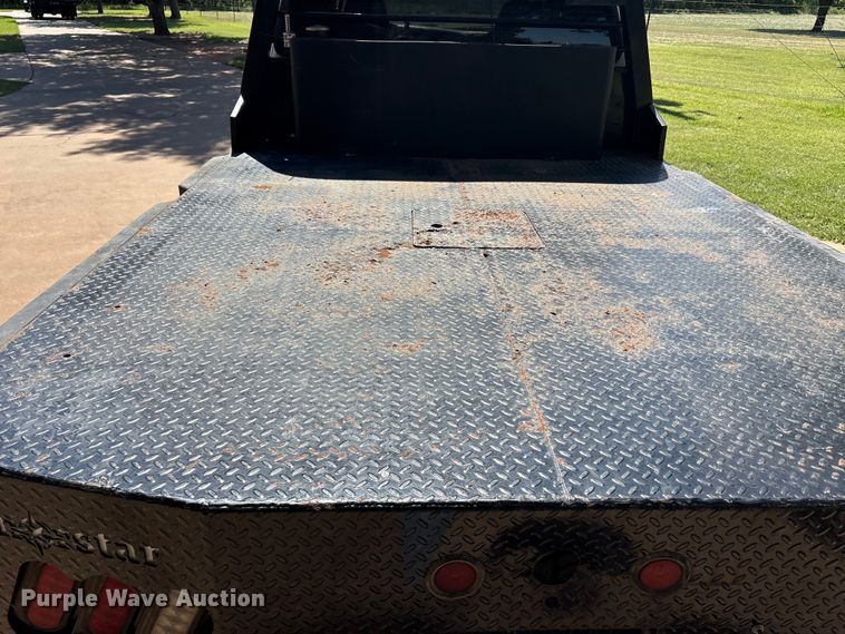 image for item EU5563 2006 Ford F350 Super Duty Crew Cab flatbed pickup truck
