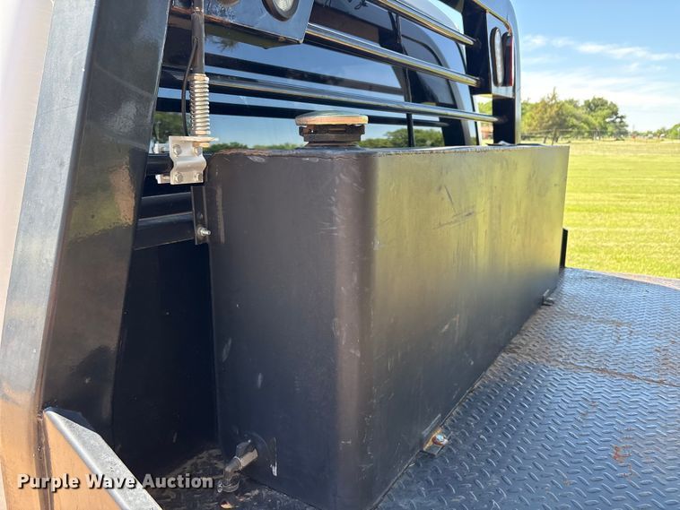 image for item EU5563 2006 Ford F350 Super Duty Crew Cab flatbed pickup truck