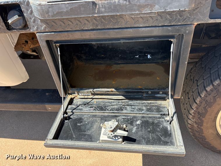 image for item EU5563 2006 Ford F350 Super Duty Crew Cab flatbed pickup truck
