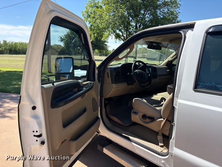 image for item EU5563 2006 Ford F350 Super Duty Crew Cab flatbed pickup truck