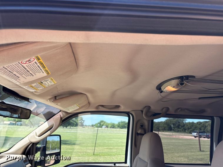 image for item EU5563 2006 Ford F350 Super Duty Crew Cab flatbed pickup truck